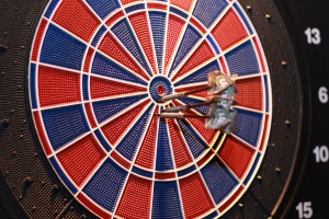 Dartscheibe mit 3 Pfeilen im Bullseye